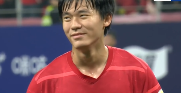 聚富人 中超巨大争议！胡荷韬进球被吹，徐正源暴怒，蓉城助教染黄